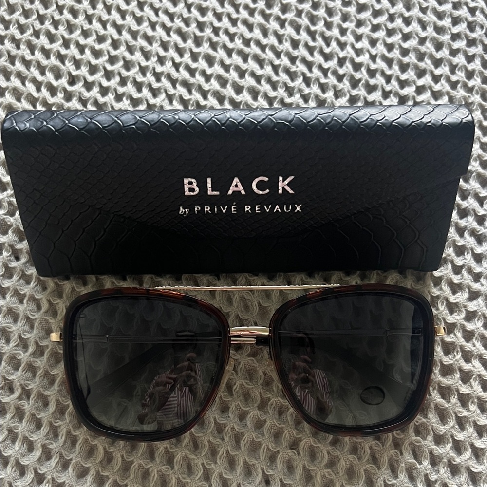 Trendy Tortoiseshell and Gold Aviator Sunglasses with Blue-Tinted Lenses